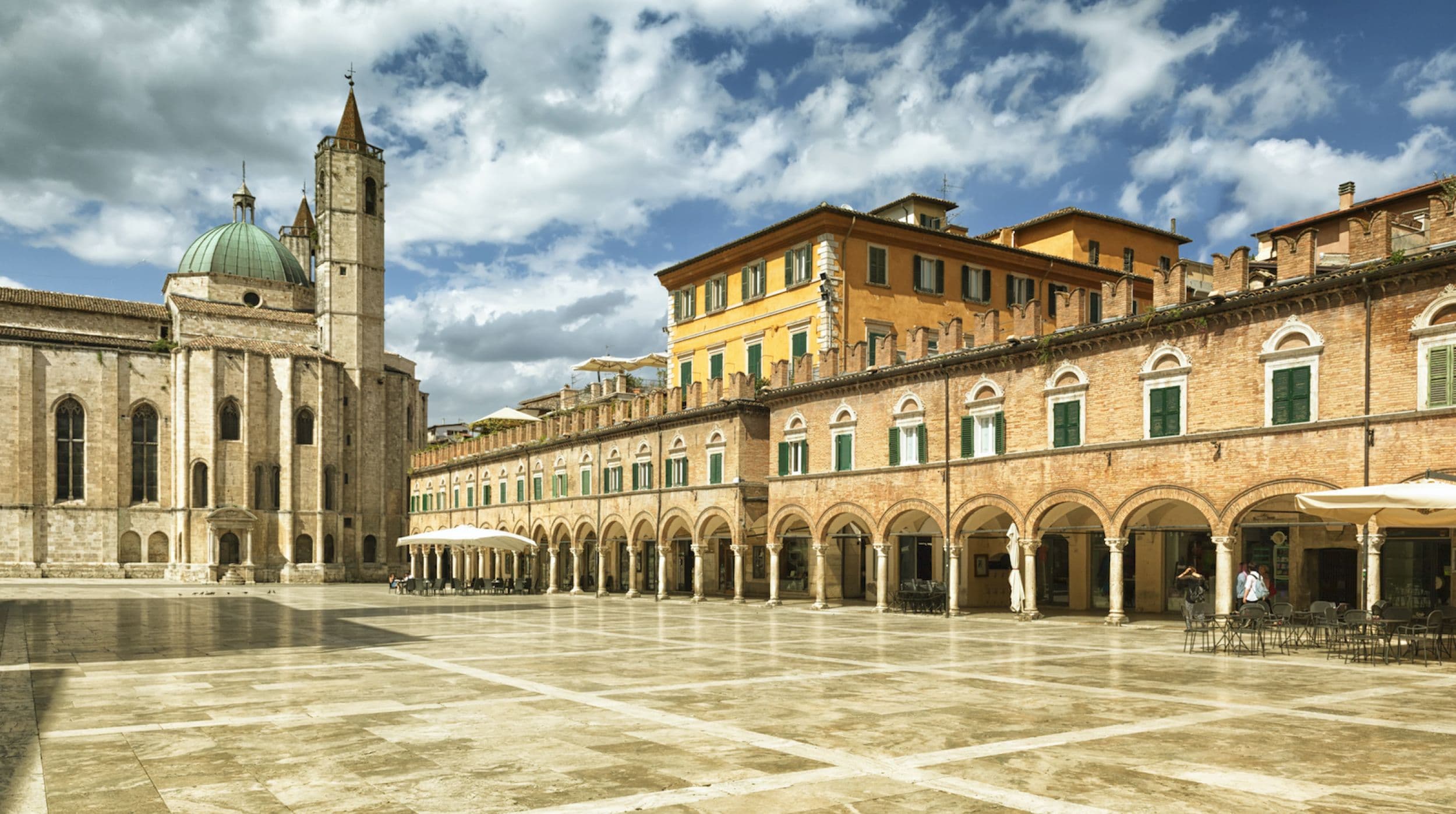 Piazza del Popolo ad Ascoli Piceno con la Chiesa di San Francesco e portici rinascimentali.